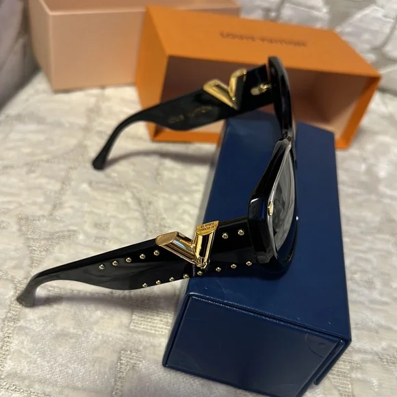 Louis Vuitton sunglases - Picture 6 of 9